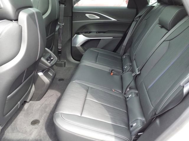 2025 Cadillac LYRIQ Luxury 2