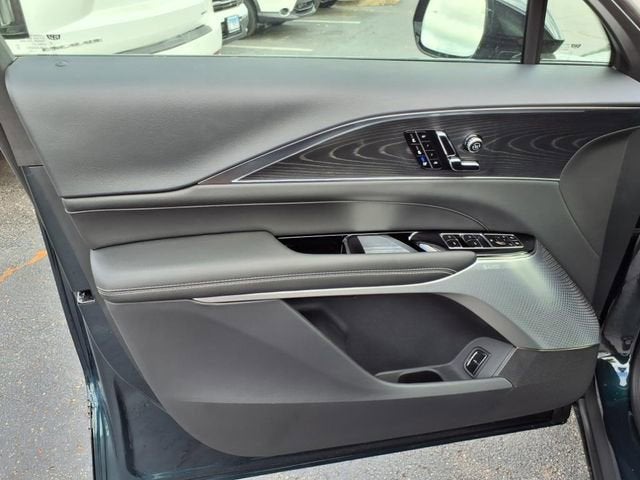 2025 Cadillac LYRIQ Luxury 2