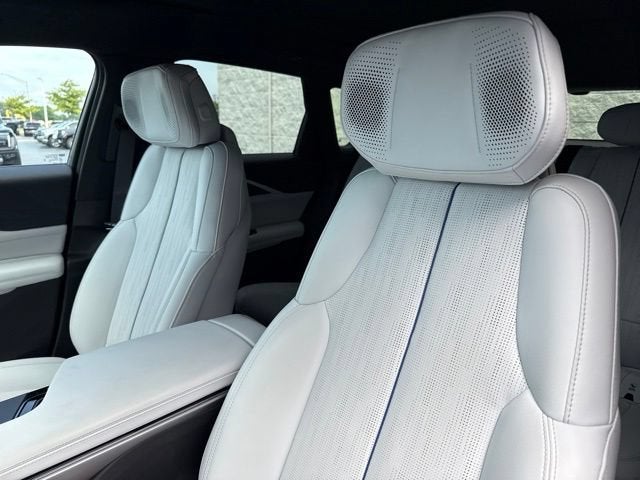 2024 Cadillac LYRIQ Luxury 2