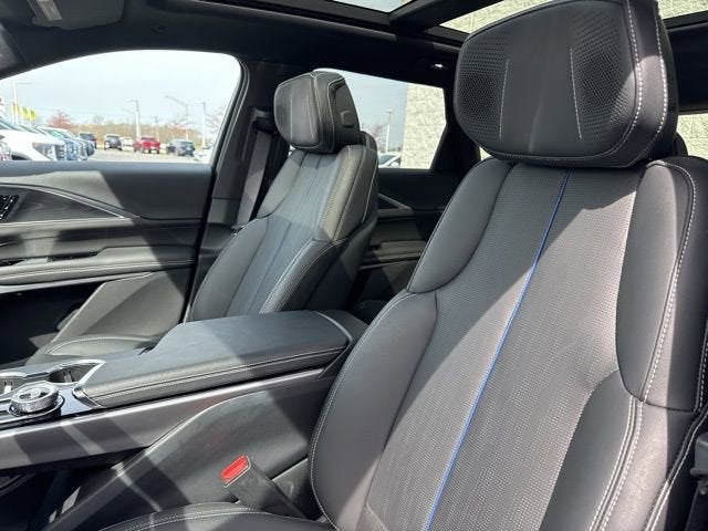 2025 Cadillac LYRIQ Luxury 3