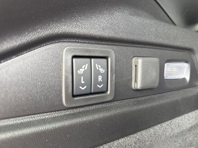 2025 Cadillac LYRIQ Luxury 3