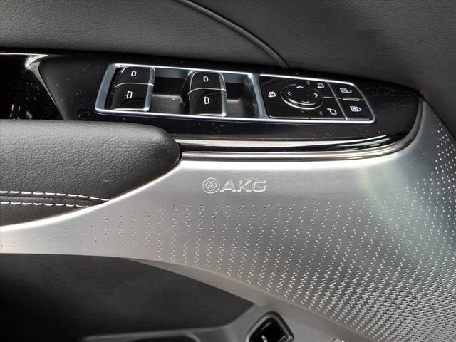 2025 Cadillac LYRIQ Luxury 3